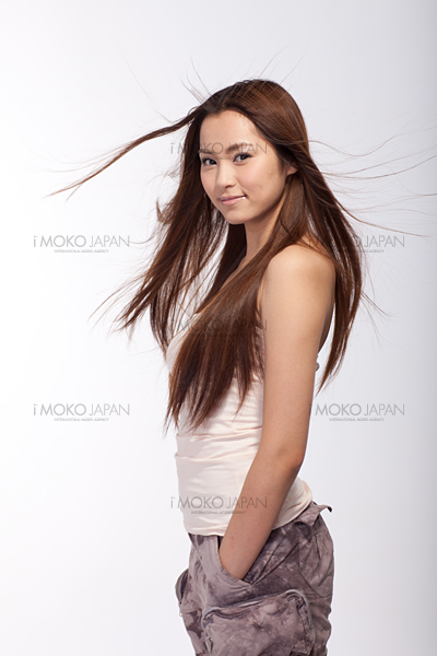 風で髪がなびく女性 女性写真素材のビジンソザイ